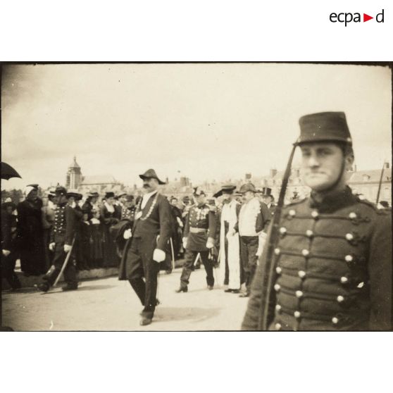 [Défilé militaire à Orléans].