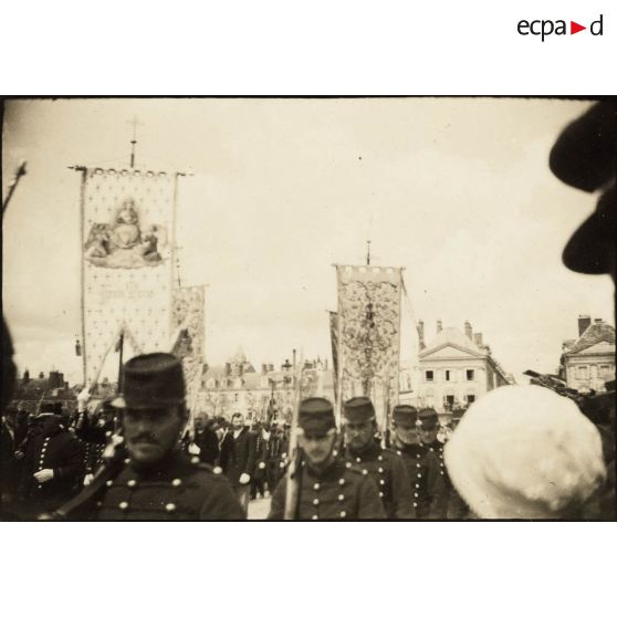 [Défilé militaire en ville].