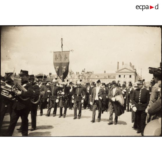 [Défilé militaire en ville].