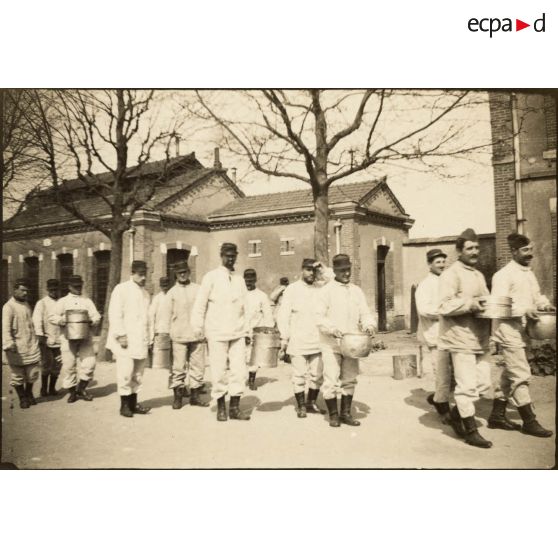 [Transport des gamelles].<br>