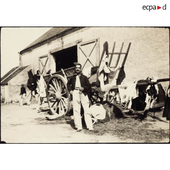 [Portrait d'un soldat devant une ferme].