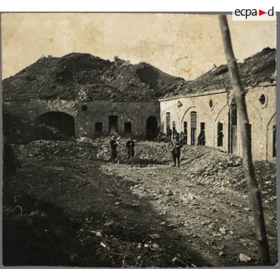 Cour intérieure du fort des Paroches. [légende d'origine]