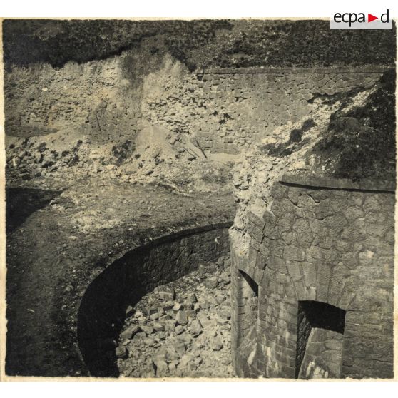 Fossé, fort de Troyon. [légende d'origine]