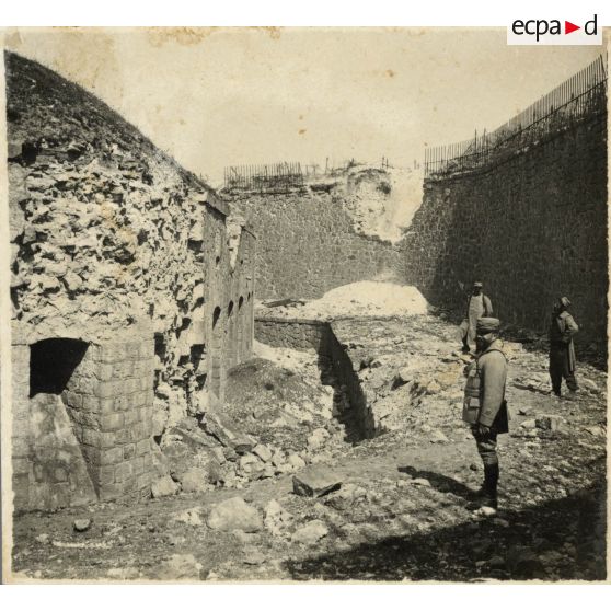 Fossé d'escarpe au fort de Troyon. [légende d'origine]