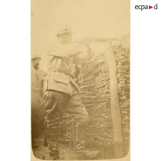 Pose pour l'objectif. [légende d'origine]