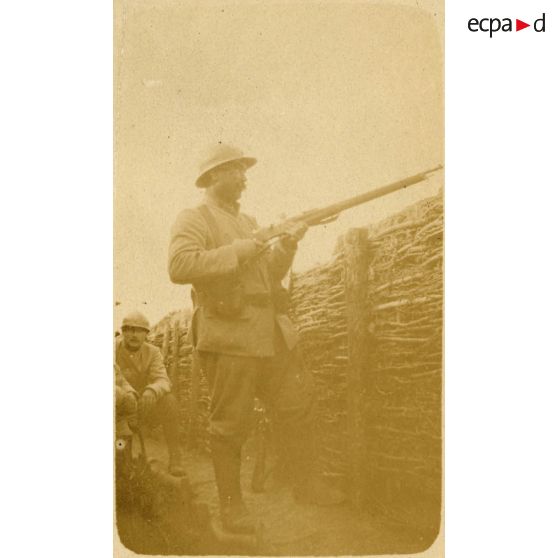 Poilu s'apprêtant à tirer. [légende d'origine]