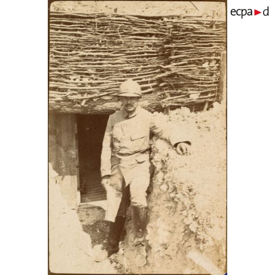 [Un soldat dans une tranchée].