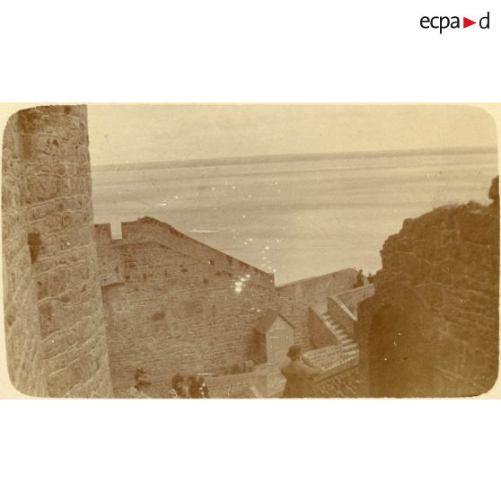 [Vue depuis les remparts du Mont St-Michel (Manche)].