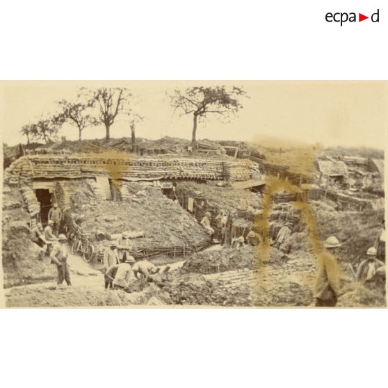 [Vue d'ensemble d'une tranchée]