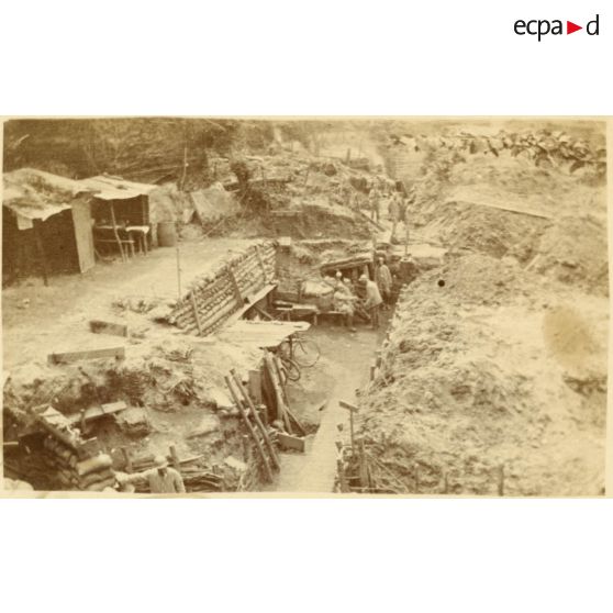 Dans des tranchées].