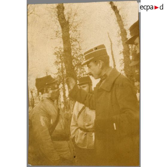 Essai de masque contre le gaz asphyxiant. [légende d'origine]