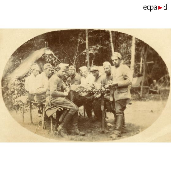 Un déjeuner. [légende d'origine]