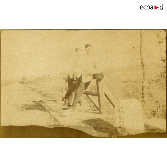 [Deux soldats sur le bord d'une route].