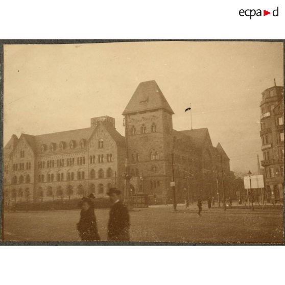 Le bureau central des postes à Metz. [légende d'origine]