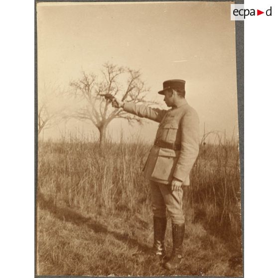 Tir au revolver. [légende d'origine]