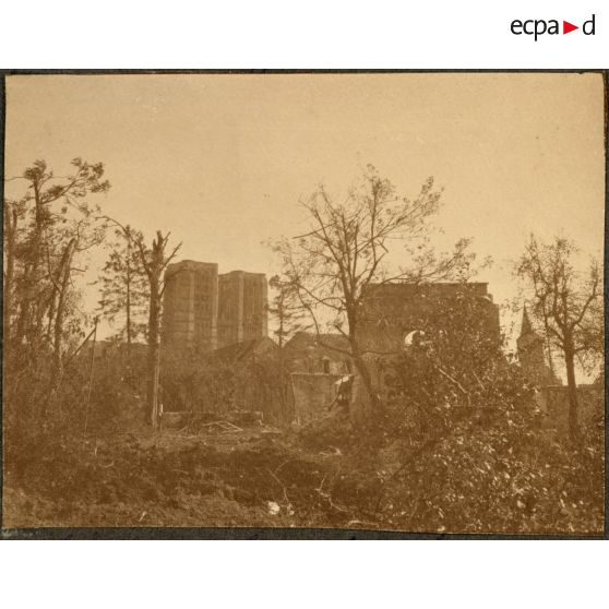 Les tours de la cathédrale de Noyon. [légende d'origine]