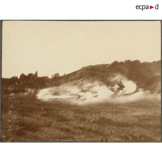 Expériences de lance-flammes à Fontainebleau. [légende d'origine]