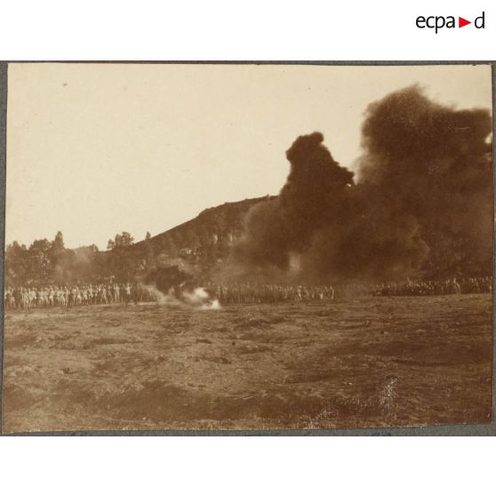 Expériences de lance-flammes à Fontainebleau. [légende d'origine]