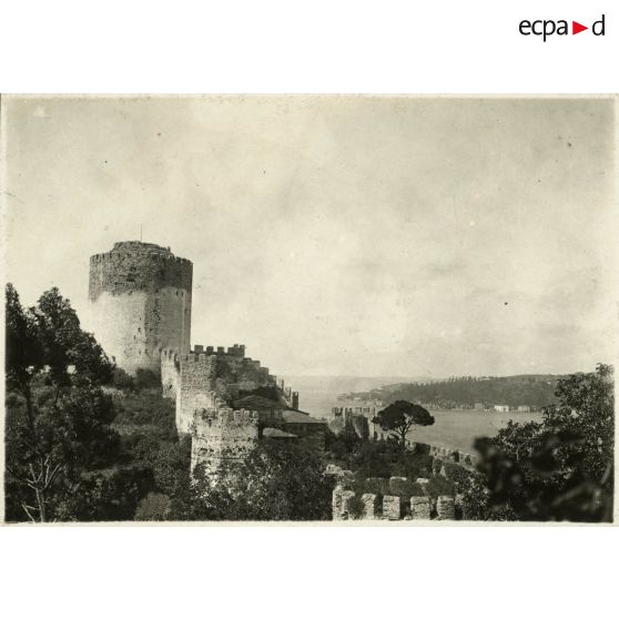 Tours construites par Mehmet II sur le Bosphore. [légende d'origine]