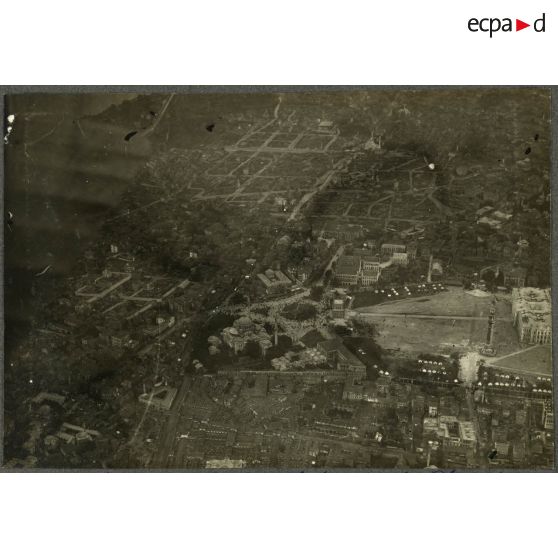 Manifestation nationaliste sur la Place du Seraskier le jour de l'occupation de Smyrne par les Grecs. [légende d'origine]