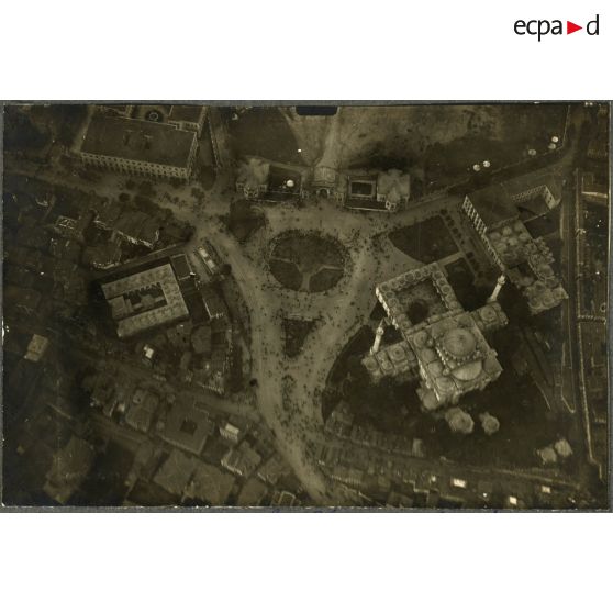 Autre aspect de la Place du Seraskier le jour de l'occupation de Smyrne par les Grecs. [légende d'origine]