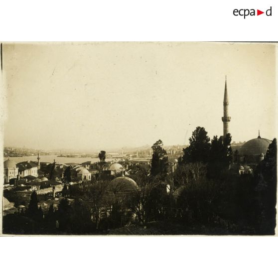 Eyoub : avec vue sur Galata et Stamboul. [légende d'origine]