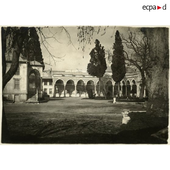 Galeries de l'intérieur du Palais du vieux Sérail. [légende d'origine]