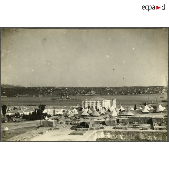 Le Bosphore - campement turc sur la côte d'Europe. En face Sentari [?] sur la cote d'Asie. [légende d'origine]