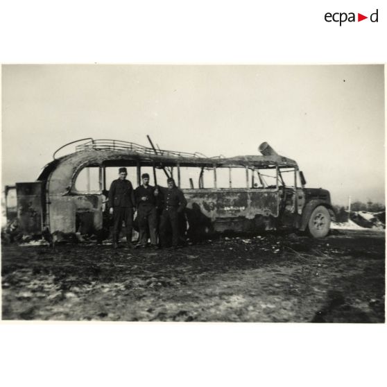 [Des soldats de l'armée de Terre allemande posent devant un autocar Henschel].