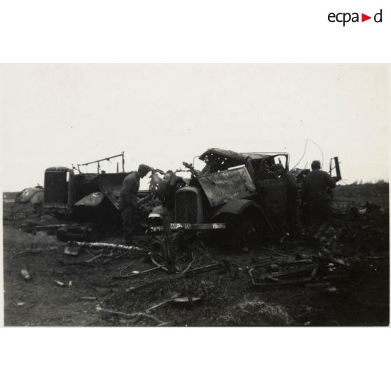 [Des camions de l'armée de Terre allemande avec de gauche à droite un Henschel Type 33 et un camion de "prise" Citroën].