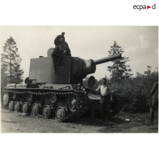[Un blindé KV2 de l'Armée rouge en panne ou détruit].