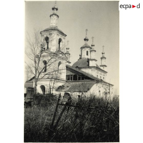 [Une église orthodoxe devant laquelle des soldats allemands ont été enterrés].