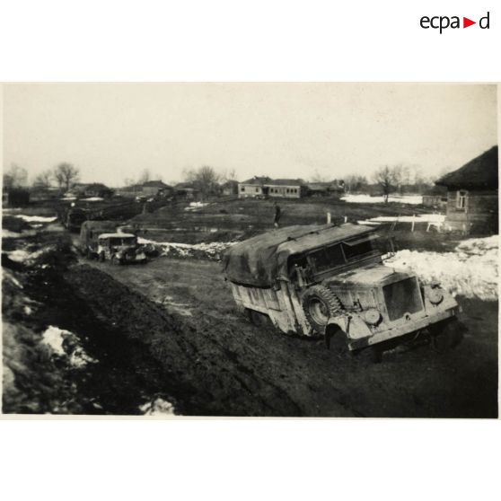 [Un camion allemand "Einheit Diesel" progresse lentement dans la boue].