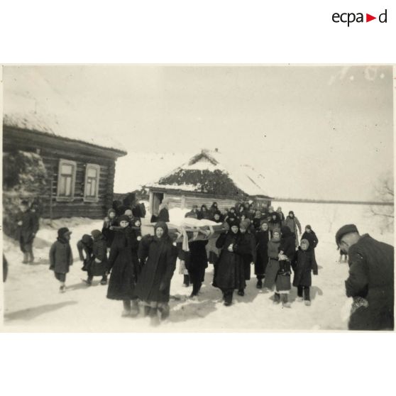 [Sur le front de l'Est, dans un village soviétique, les obsèques d'un villageois].
