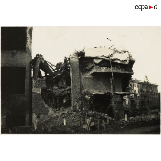[Sur le front de l'Est, les ruines d'une ville].
