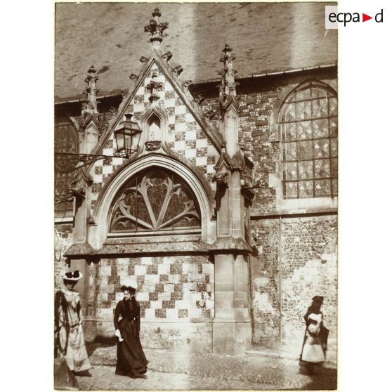 [Des femmes devant l'église Saint-Martin de Saint-Valery-sur-Somme].