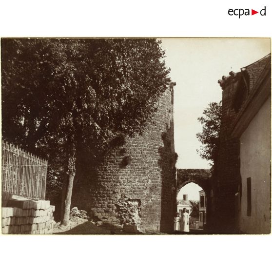 [Deux fillettes devant une tour].