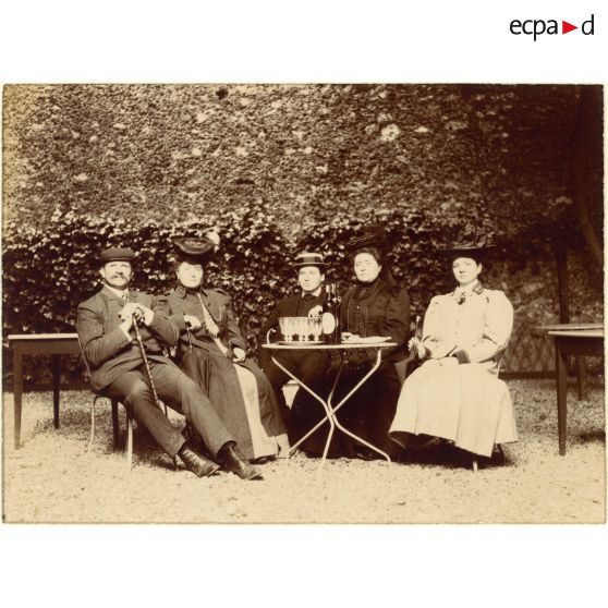 [Portrait de famille : deux hommes et trois femmes].