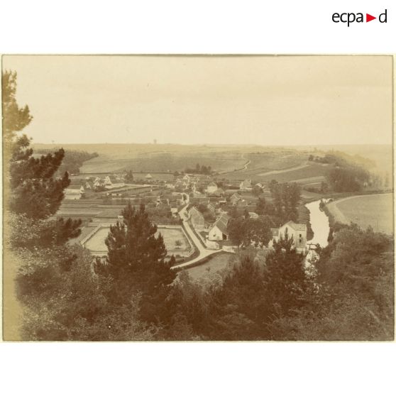 [Vue générale en plongée d'un village].