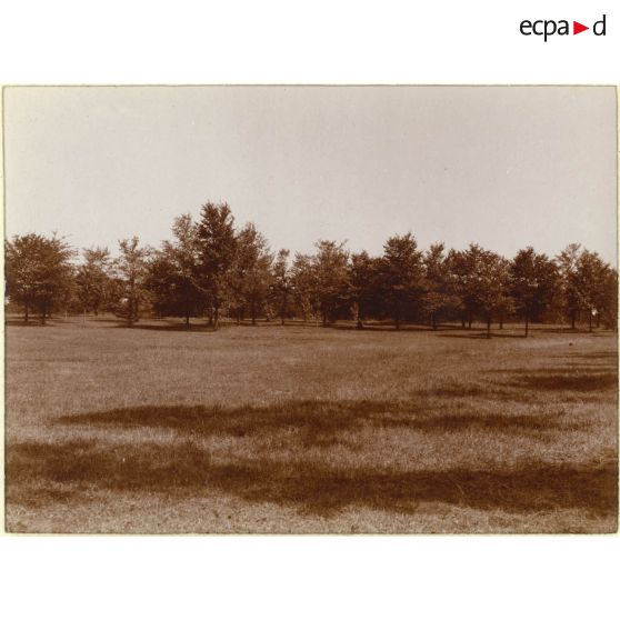 Où est le fort ? A quarante mètres des arbres, de l'herbe, c'est le fort. [légende d'origine]