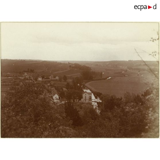 [Vue générale en plongée d'un village].