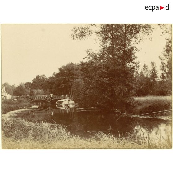 [Rivière avec un pont].