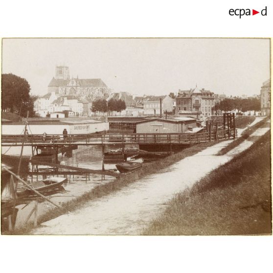 [Vue de la ville de Meaux].