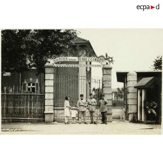 Entrée du quartier Bernez-Cambot (section de spécialistes-pelotons élèves-gradés et passagers).<br>