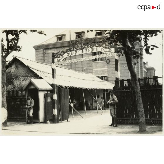 Entrée du quartier Foch (état-major bataillon et 1re compagnie). [légende d'origine]<br>