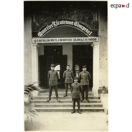 Entrée du quartier "Lieutenant Charpenel", détachement de Canton. [légende d'origine]<br>