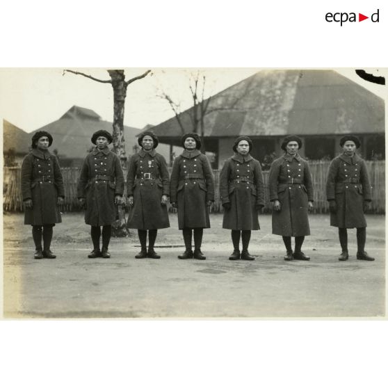 Equipe de la 3e compagnie classée première au concours du soldat débrouillard. [légende d'origine]<br>