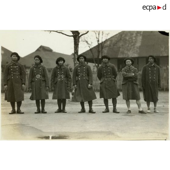 Equipe de la 3e compagnie classée première au concours d'escrime à la baïonnette. [légende d'origine]<br>