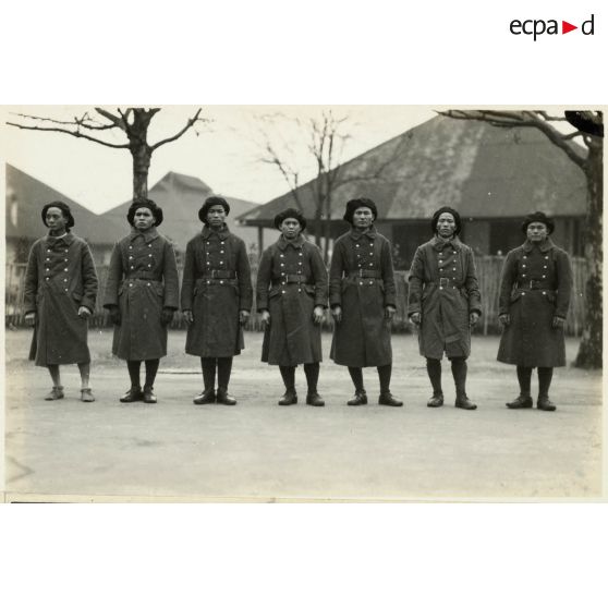 Equipe de la 3e compagnie classée première au concours de traction à la corde. [légende d'origine]<br>