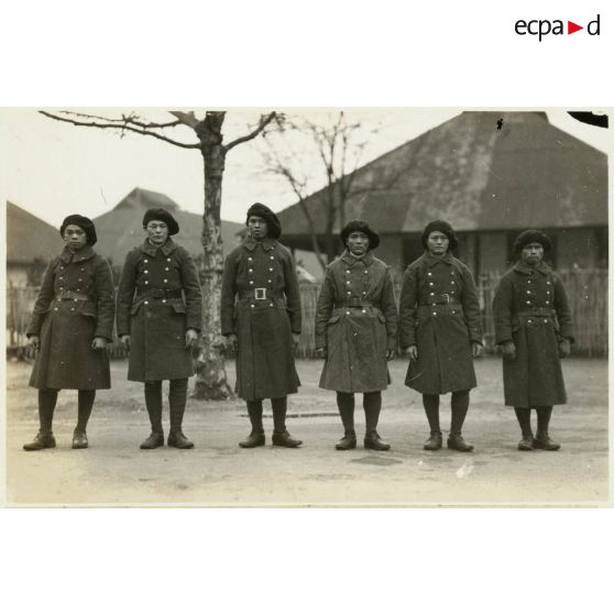 L'équipe de la 2e compagnie qui s'est classée deuxième au concours du soldat débrouillard. [légende d'origine]<br>